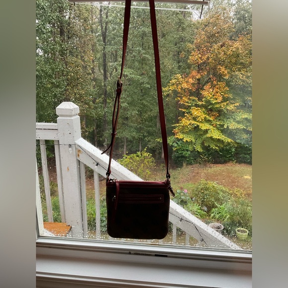 Chic DOONEY and BOURKE Burgundy Crossbody Bag - Picture 2 of 9